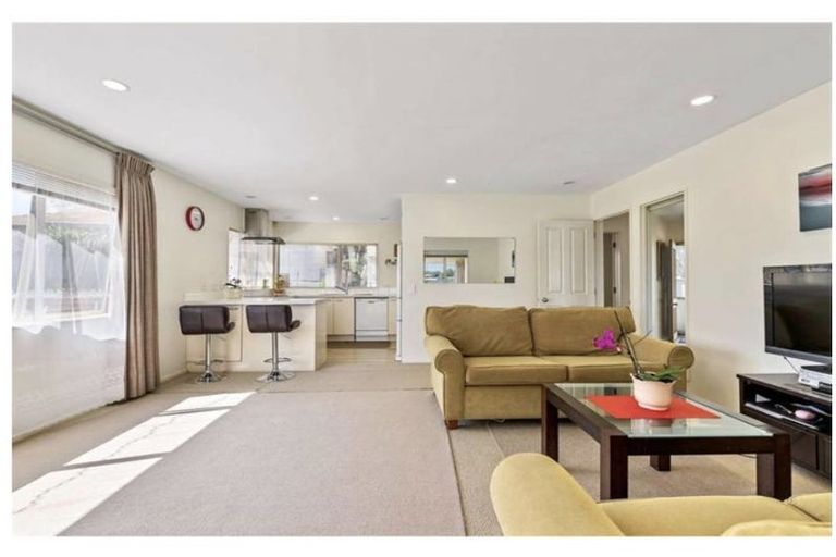 Photo of property in 2/46a Blakeborough Drive, Forrest Hill, Auckland, 0620