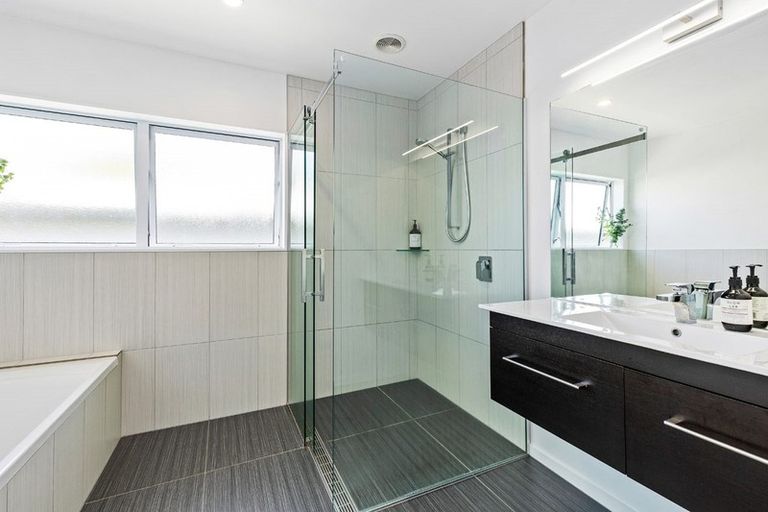 Photo of property in 1 Rapaki Place, Te Atatu Peninsula, Auckland, 0610