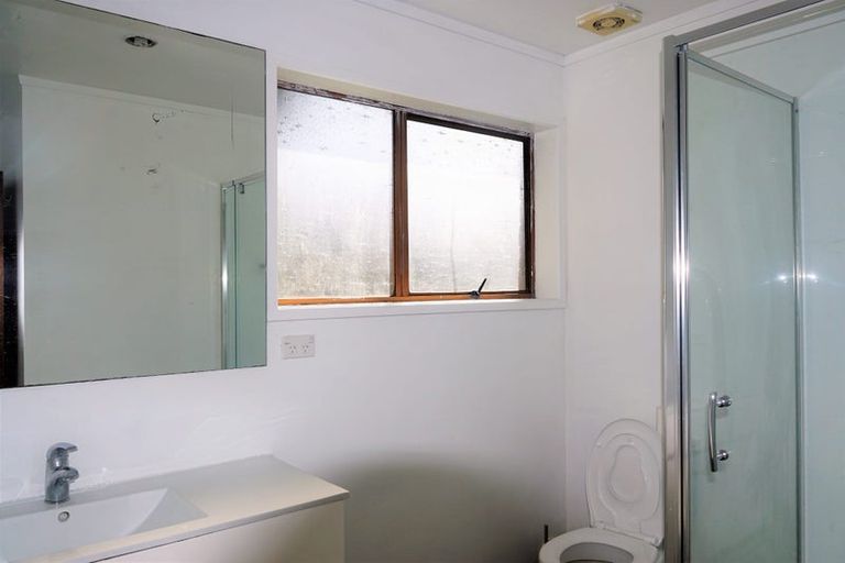 Photo of property in 1/325 Glenfield Road, Glenfield, Auckland, 0629