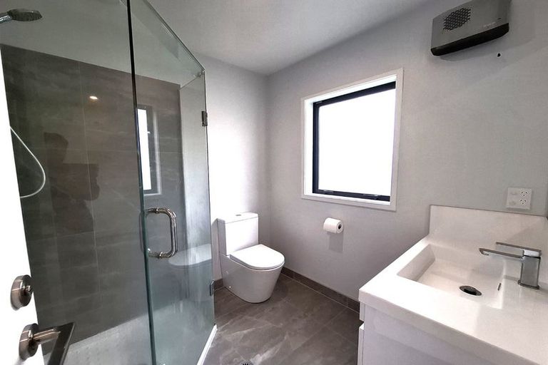 Photo of property in 10/47 Awaroa Road, Sunnyvale, Auckland, 0612