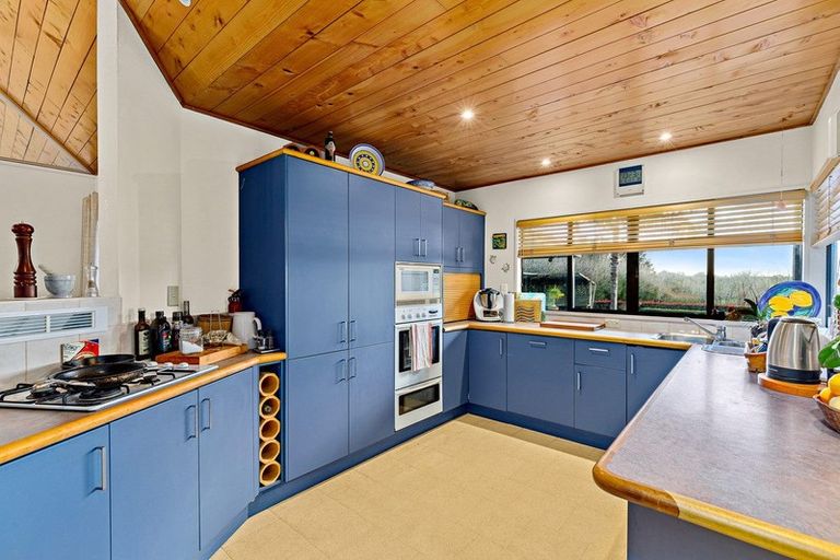Photo of property in 660 Waitakere Road, Kumeu, 0891