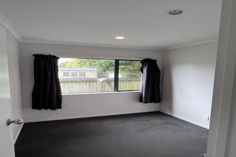 Photo of property in 36 Serwayne Place, Sunnyvale, Auckland, 0612