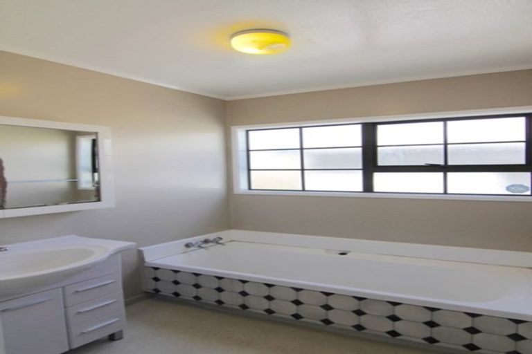 Photo of property in 57 Hollyford Drive, Clover Park, Auckland, 2105