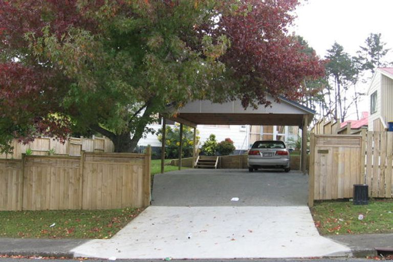 Photo of property in 100 Kemp Road, Massey, Auckland, 0614