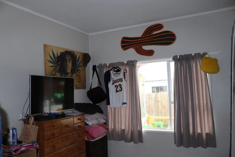 Photo of property in 2/199 Henderson Valley Road, Henderson, Auckland, 0612