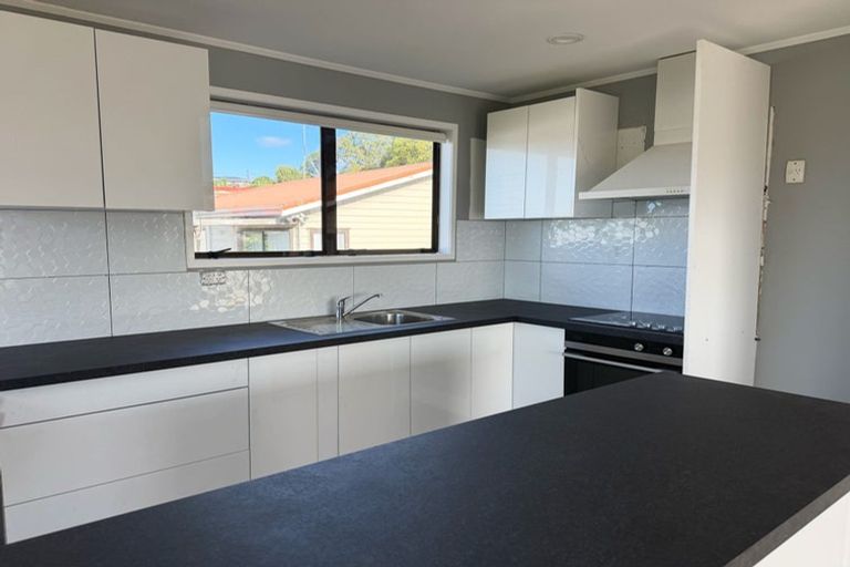 Photo of property in 28 Beauchamp Drive, Massey, Auckland, 0614