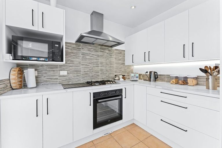 Photo of property in 10a Scarboro Terrace, Murrays Bay, Auckland, 0630