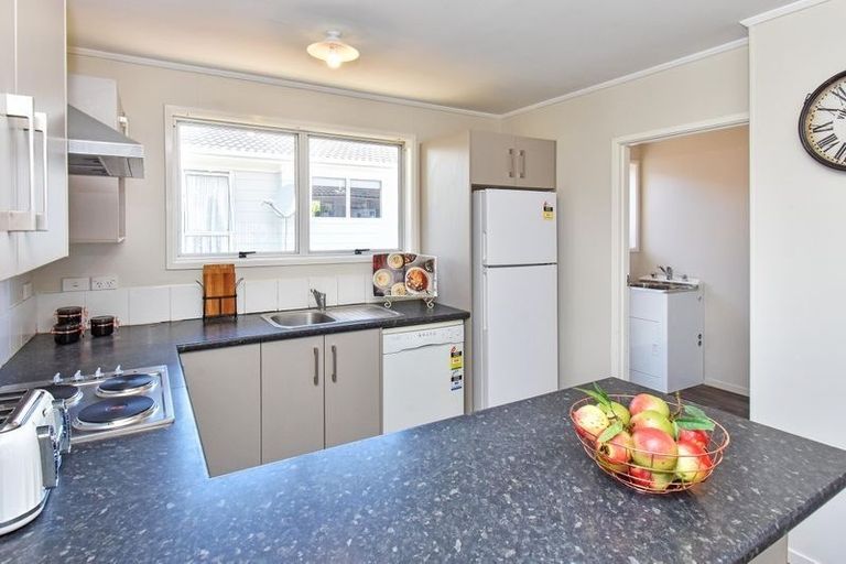 Photo of property in 25 Gibbons Road, Weymouth, Auckland, 2103