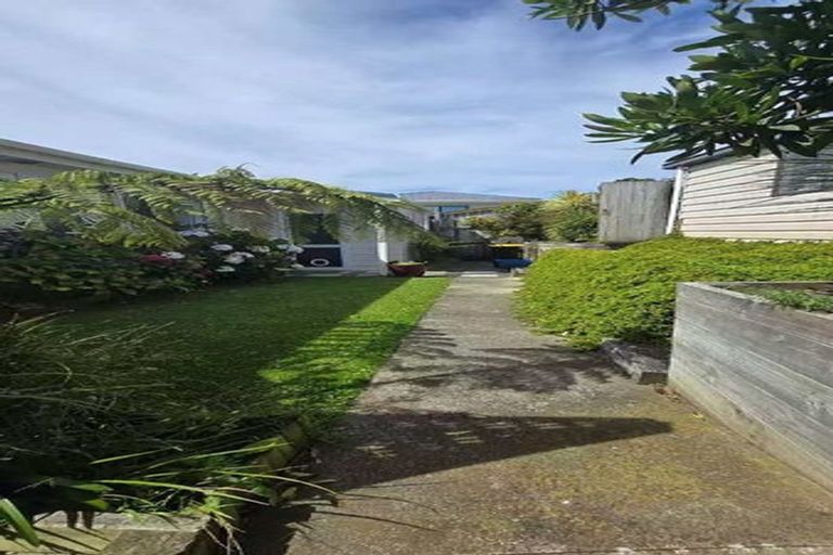 Photo of property in 6 Kekerenga Street, Strathmore Park, Wellington, 6022