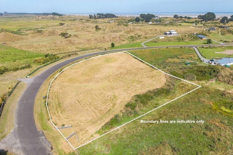 Photo of property in 92 Strathnaver Drive, Waikawa Beach, Manakau, 5573