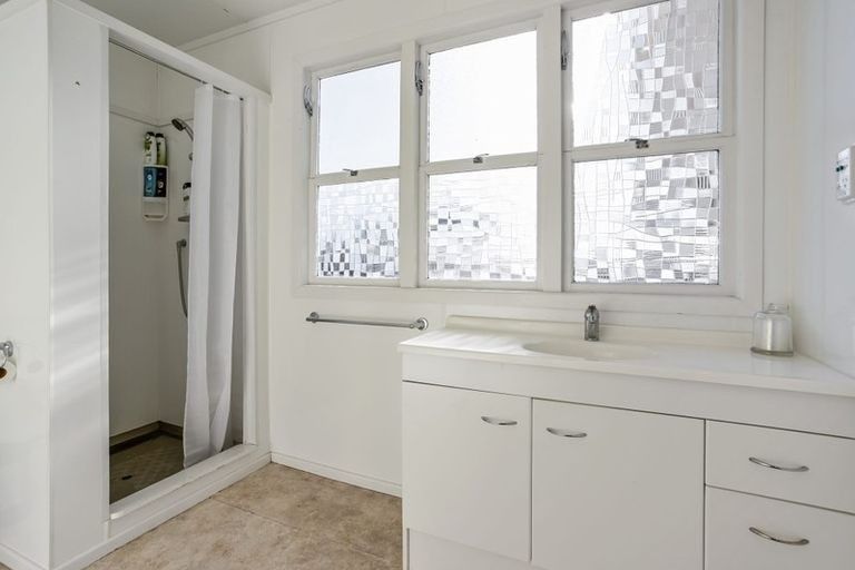 Photo of property in 17 Seabrook Avenue, New Lynn, Auckland, 0600