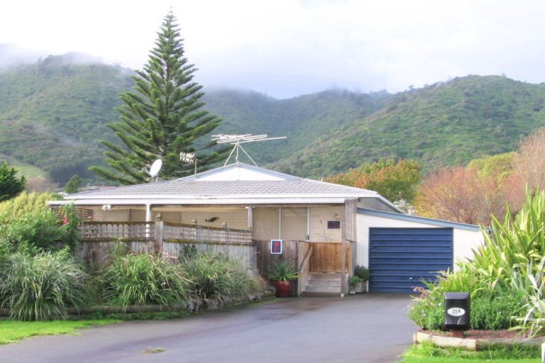 Photo of property in 25a Pehi Kupa Street, Waikanae, 5036