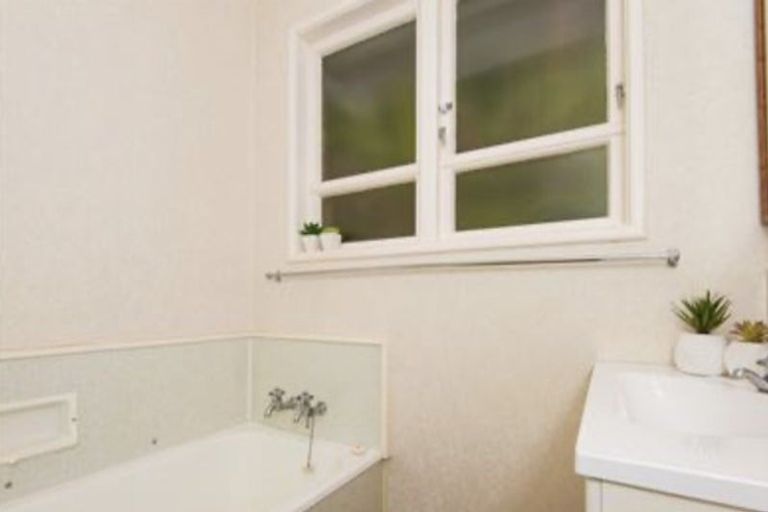 Photo of property in 74 Dowse Drive, Maungaraki, Lower Hutt, 5010