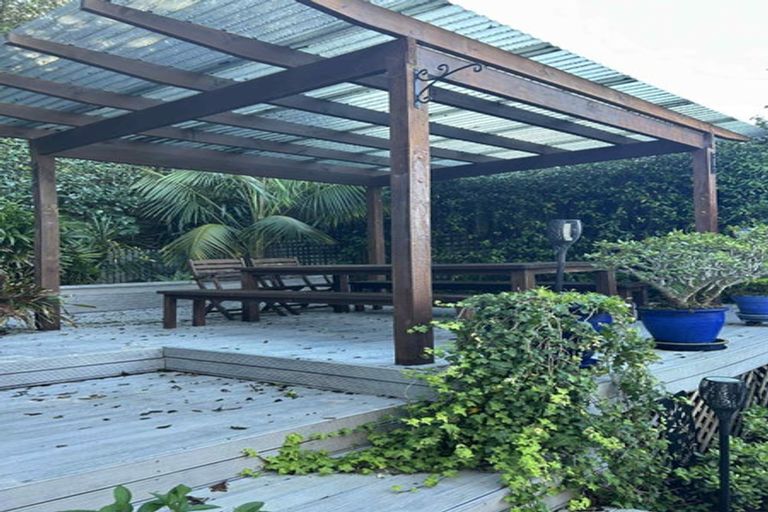 Photo of property in 14 Bush View Lane, Northcote Point, Auckland, 0627