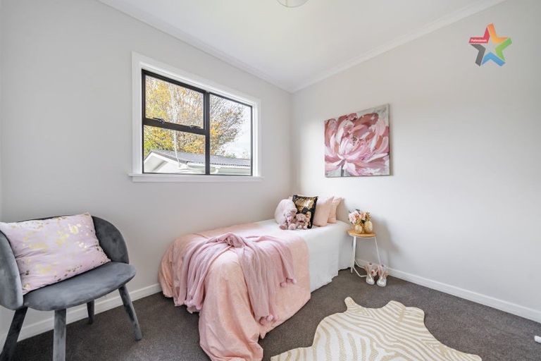 Photo of property in 15 Heretaunga Square, Silverstream, Upper Hutt, 5019