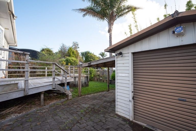 Photo of property in 9 Bishop Street, Green Bay, Auckland, 0604