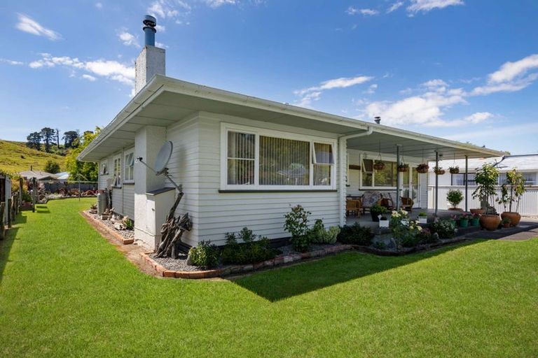 Photo of property in 16 Ongo Road, Hunterville, 4730