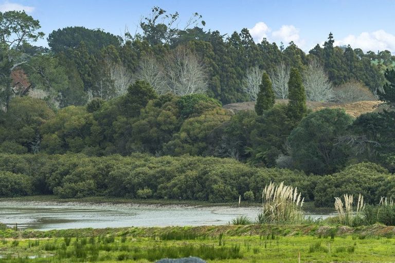 Photo of property in 19 Taipahitini Road, Rosehill, 2113