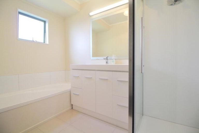 Photo of property in 4a Roberts Road, Matakatia, Whangaparaoa, 0930