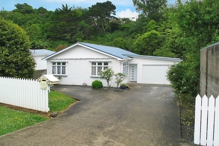 Photo of property in 28 Lincoln Avenue, Tawa, Wellington, 5028