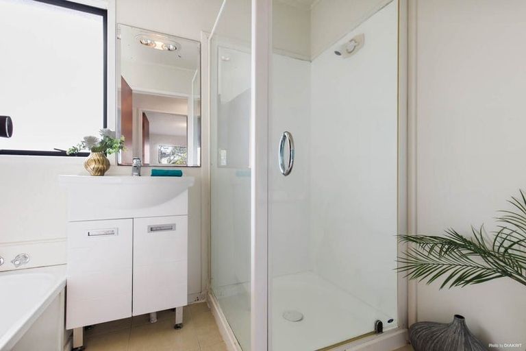 Photo of property in 27 Barbados Drive, Unsworth Heights, Auckland, 0632