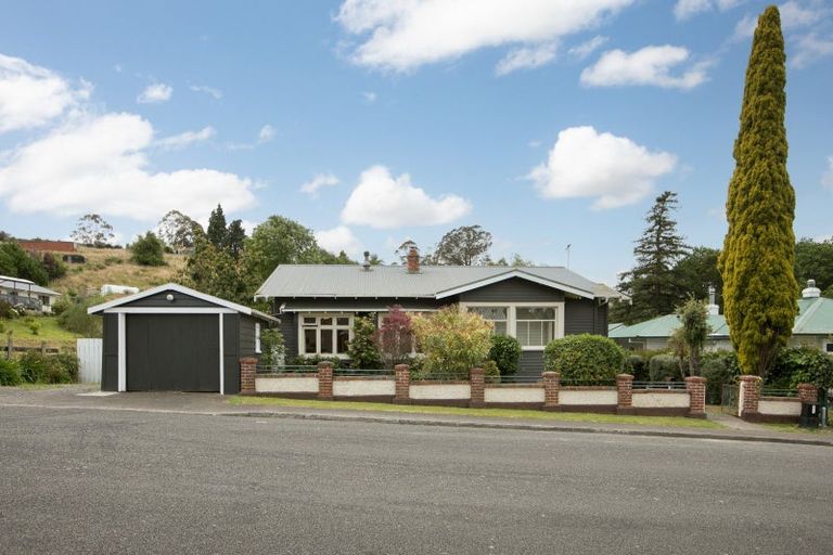 Photo of property in 3 Matthew Street, Waipawa, 4210