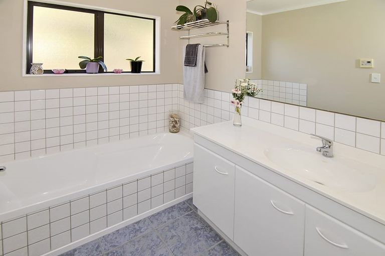 Photo of property in 15 Otamarau Grove, Maungaraki, Lower Hutt, 5010