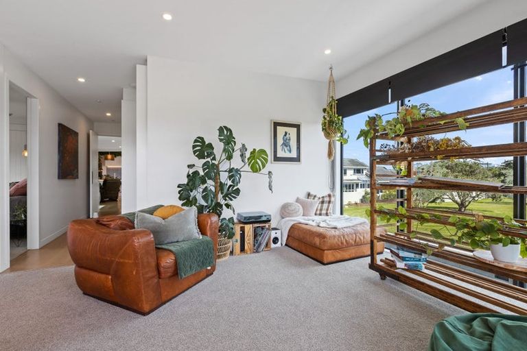 Photo of property in 3a William Bayes Place, Red Beach, 0932