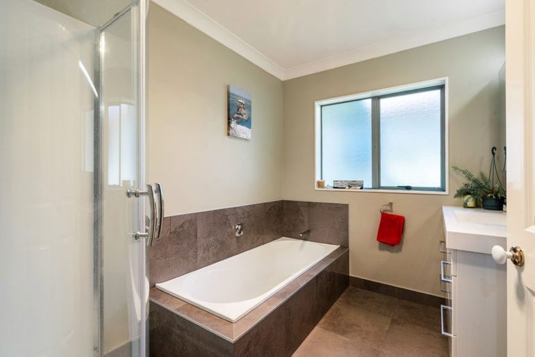 Photo of property in 27 Hogarth Rise, West Harbour, Auckland, 0618