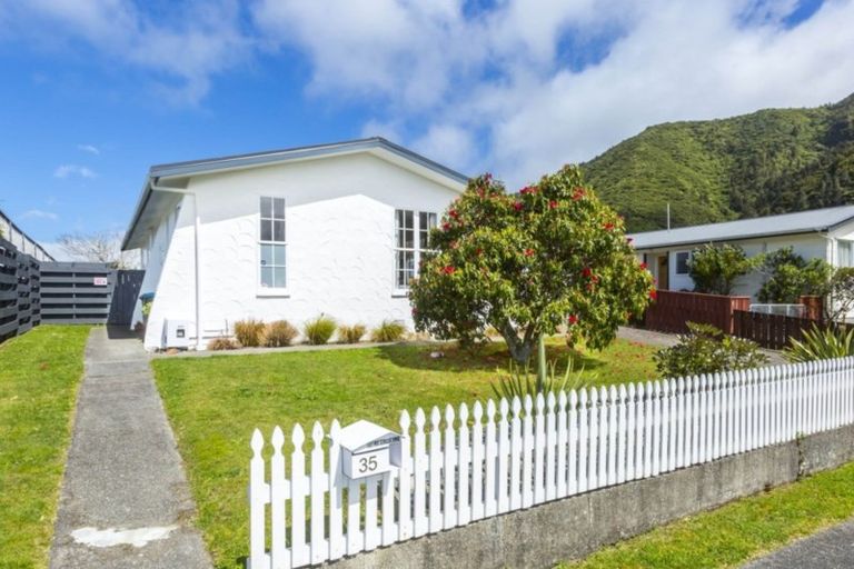 Photo of property in 35 Tacoma Drive, Totara Park, Upper Hutt, 5018