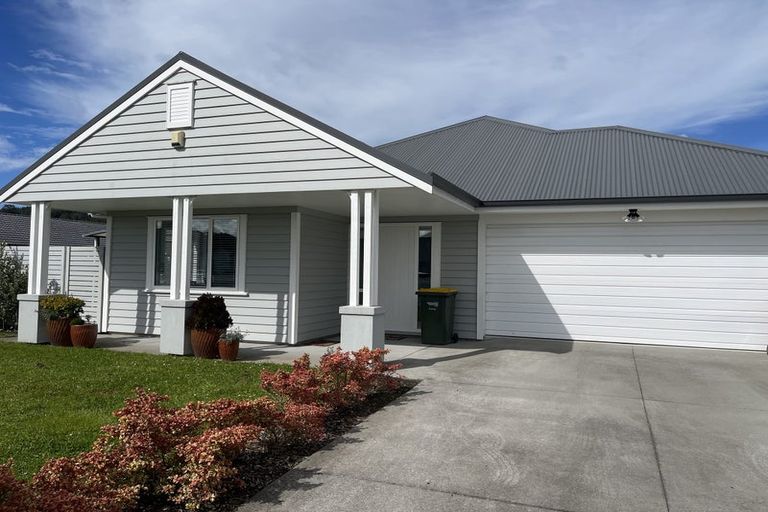 Photo of property in 18 Larmer Drive, Kumeu, 0810