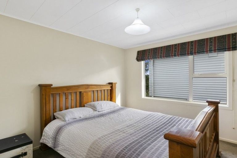 Photo of property in 31 Brooker Grove, Newlands, Wellington, 6037