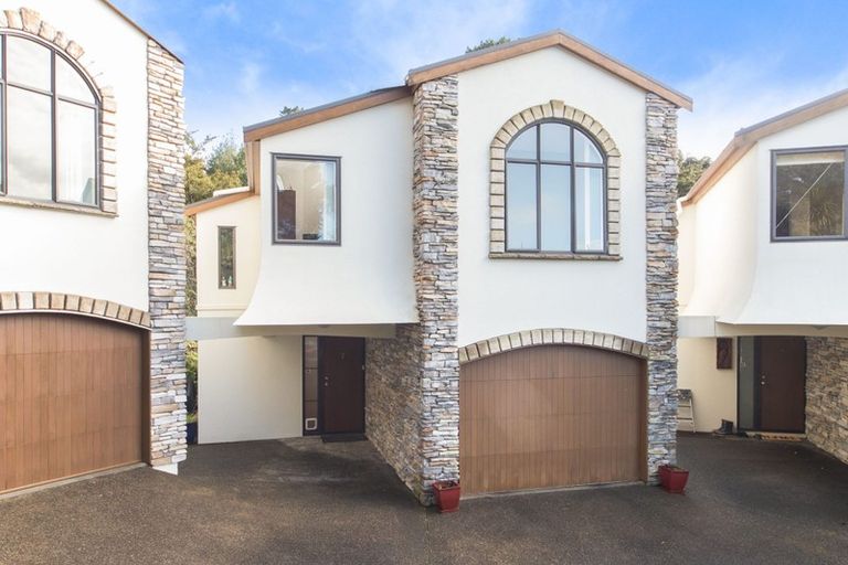 Photo of property in 2/12 Herons Way, Northcote, Auckland, 0627