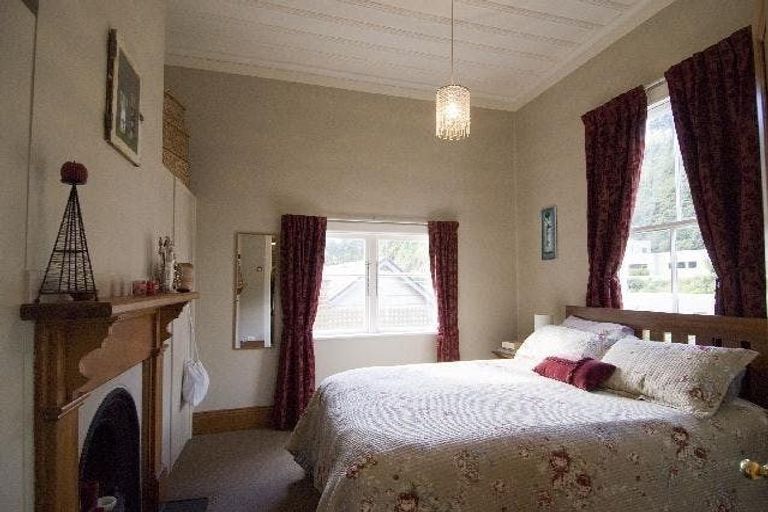 Photo of property in 98 Milton Road, Bluff Hill, Napier, 4110