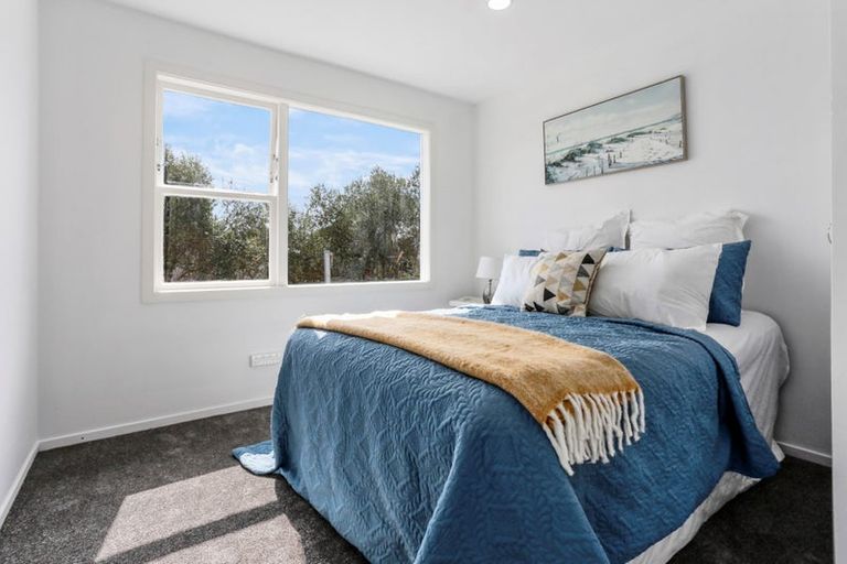 Photo of property in 2/4202a Great North Road, Glendene, Auckland, 0602