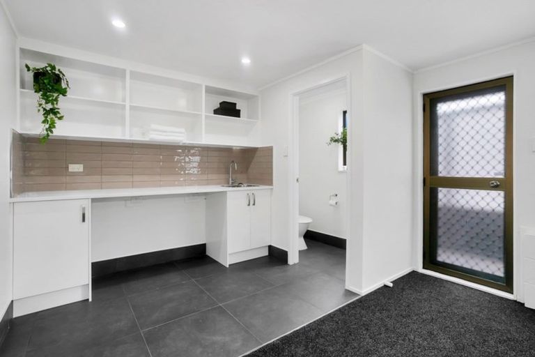 Photo of property in 2/17 Oliver Street, Point Chevalier, Auckland, 1022