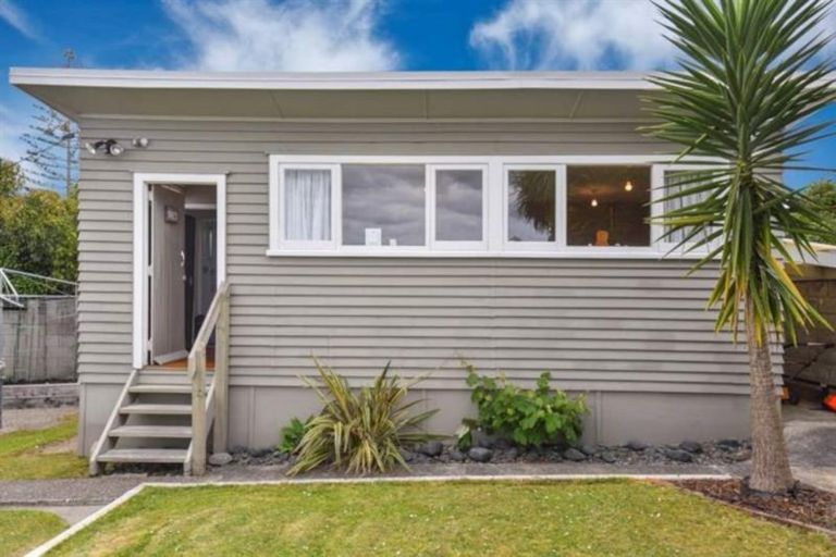 Photo of property in 12 Currey Crescent, Milford, Auckland, 0620