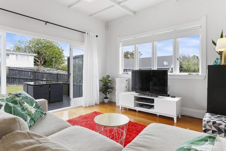 Photo of property in 4 Bowers Road, Glen Eden, Auckland, 0602