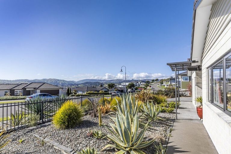 Photo of property in 13 Madeira Close, Whitby, Porirua, 5024