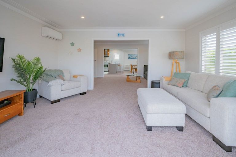 Photo of property in 1 Neeve Place, Taradale, Napier, 4112