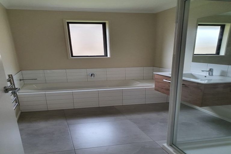 Photo of property in 10 Grapnel Lane, Whitby, Porirua, 5024