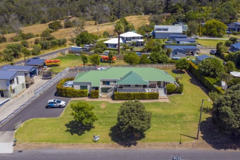 Photo of property in 86 Hahei Beach Road, Hahei, Whitianga, 3591