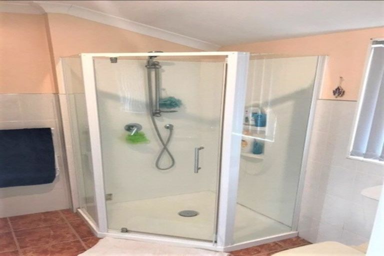 Photo of property in 68 Flanshaw Road, Te Atatu South, Auckland, 0610