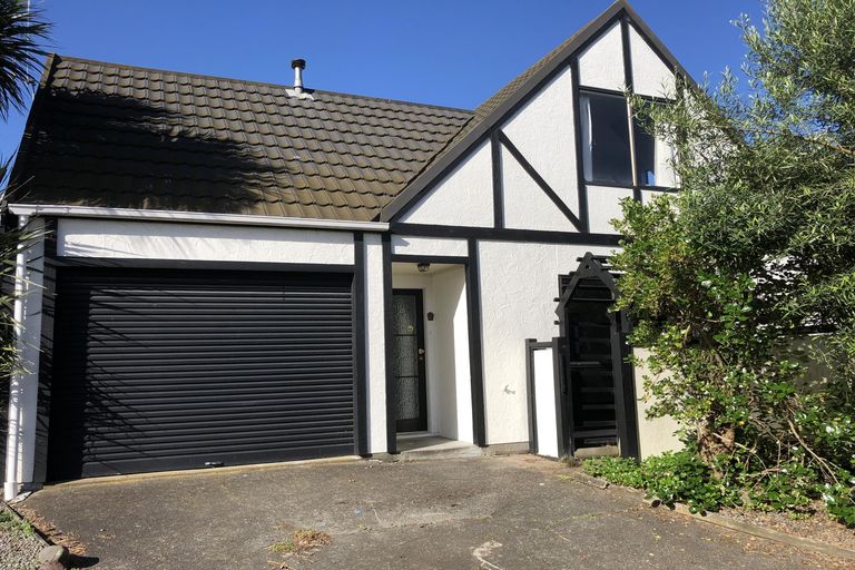 Photo of property in 30 Dorset Crescent, Hokowhitu, Palmerston North, 4410