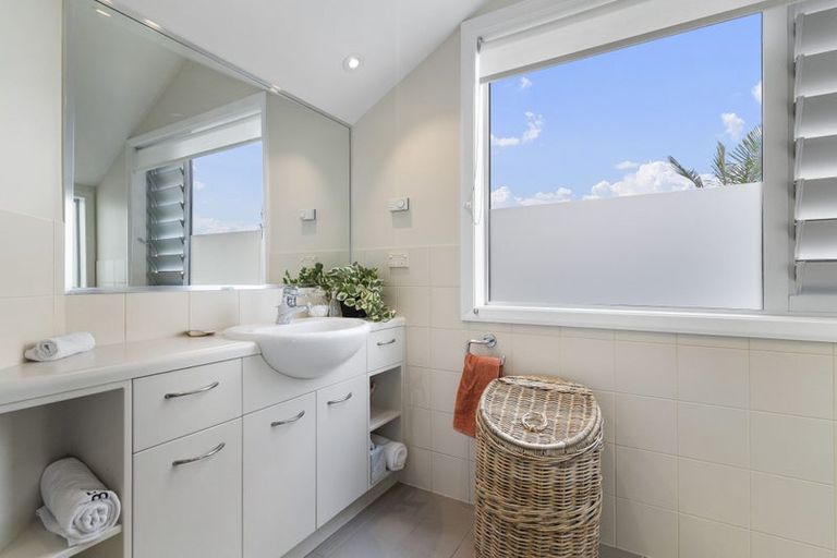 Photo of property in 1/164 Aberdeen Road, Campbells Bay, Auckland, 0620