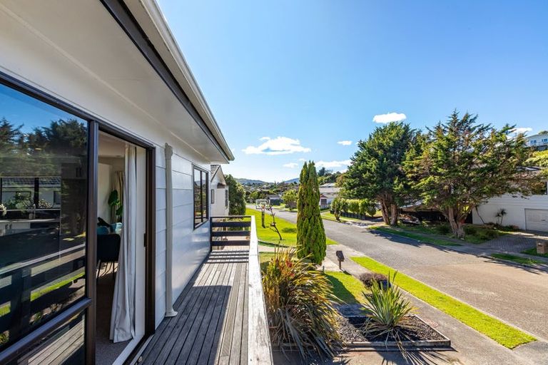 Photo of property in 58 Albatross Close, Whitby, Porirua, 5024