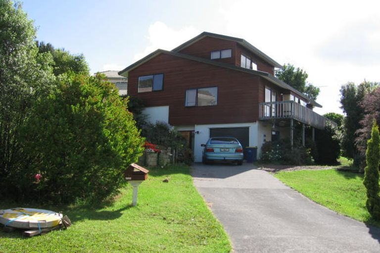 Photo of property in 3 Carl Place, Unsworth Heights, Auckland, 0632