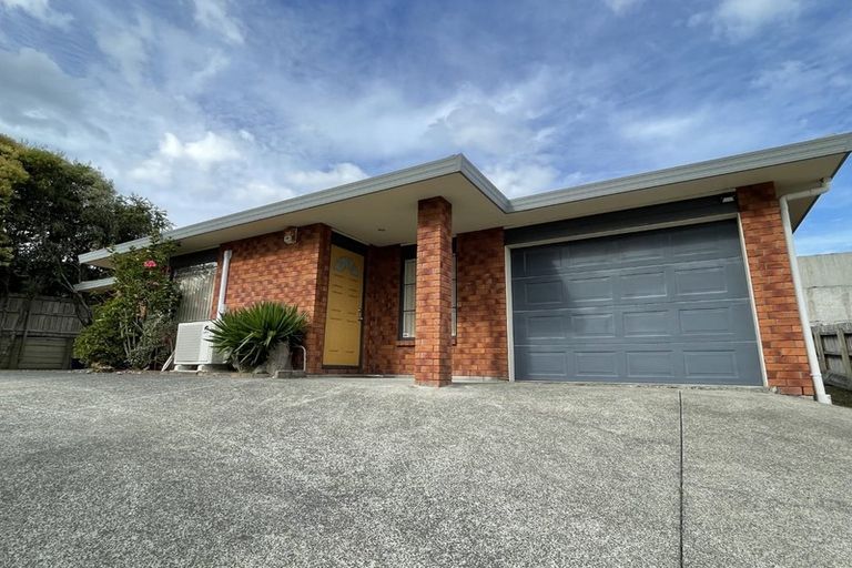 Photo of property in 34 Ginders Drive, Massey, Auckland, 0614