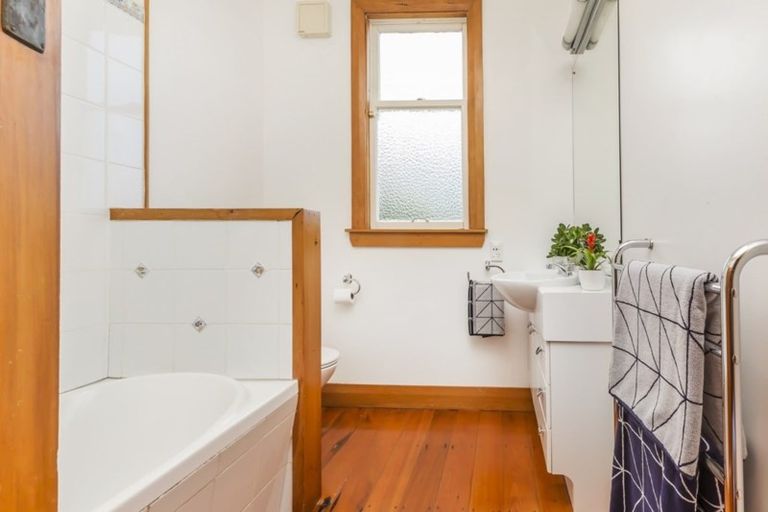 Photo of property in 43 Tio Tio Road, Miramar, Wellington, 6022