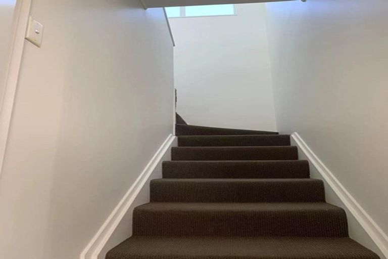 Photo of property in 1/12 De Thiery Place, Pakuranga Heights, Auckland, 2010